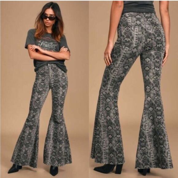 We The Free Snake Skin Print Flare Jeans Gray Size 26 - Picture 2 of 10